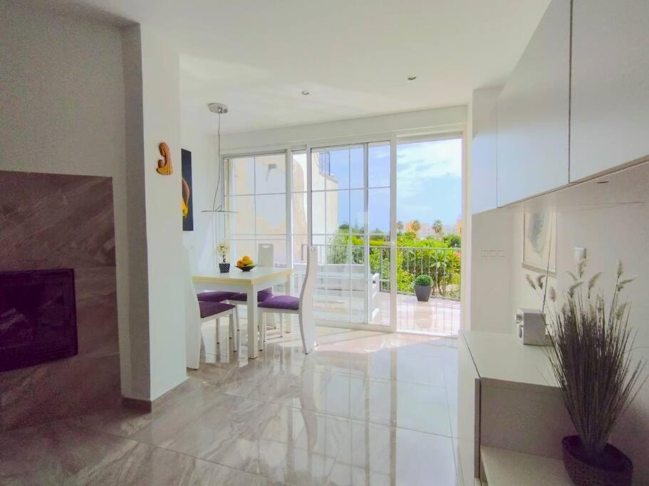 Beautiful 3 Bedroom Townhouse In Urb. Tropicana, เนร์คา ภายนอก รูปภาพ