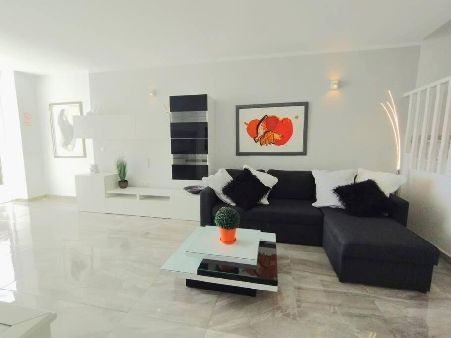 Beautiful 3 Bedroom Townhouse In Urb. Tropicana, เนร์คา ภายนอก รูปภาพ